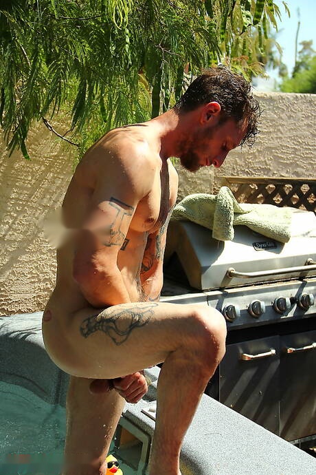 Der Hengst Johnny Mexico und der Superhengst Corey Gunz haben einen guten Oralsex am Pool