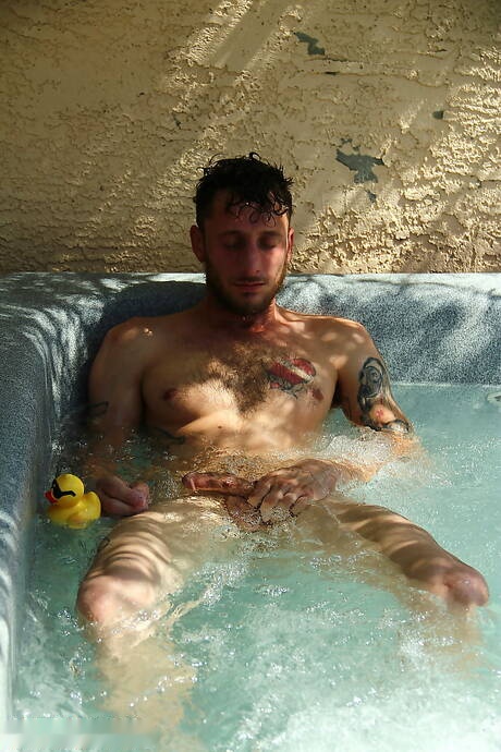 Der Hengst Johnny Mexico und der Superhengst Corey Gunz haben einen guten Oralsex am Pool