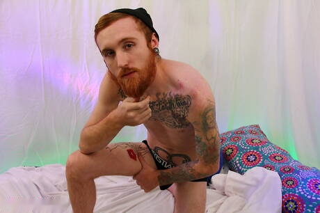 Der amerikanische Twink Dom Ty spielt mit seinem Schwanz