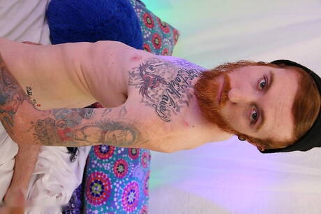 Der amerikanische Twink Dom Ty spielt mit seinem Schwanz