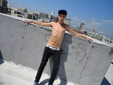 Der hübsche Junge Jason Kennedy und der amerikanische schwule Bär Beau Butler haben draußen einen guten Oralsex