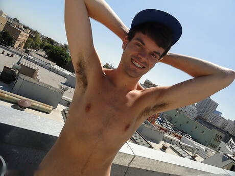 Der hübsche Junge Jason Kennedy und der amerikanische schwule Bär Beau Butler haben draußen einen guten Oralsex