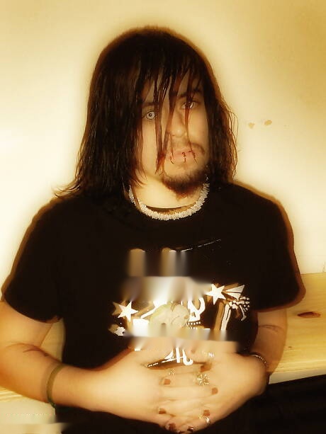 Stud Alecks posa nudo