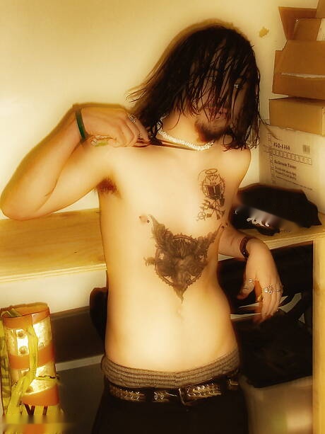 Stud Alecks posa nudo