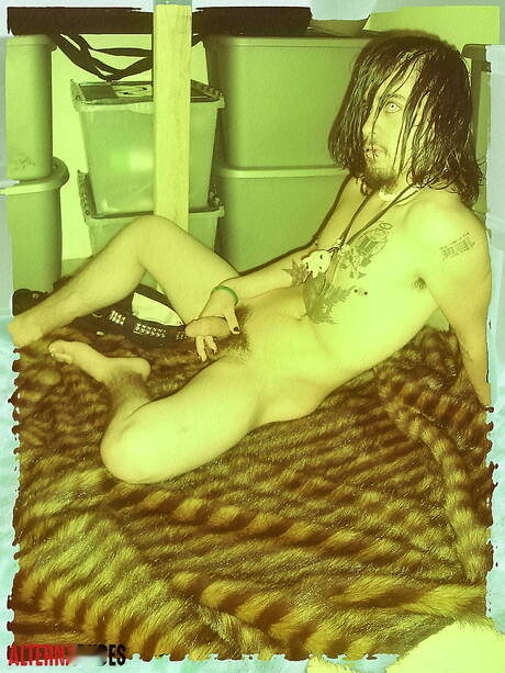 Stud Alecks posa nudo