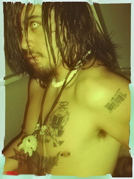 Stud Alecks posa nudo