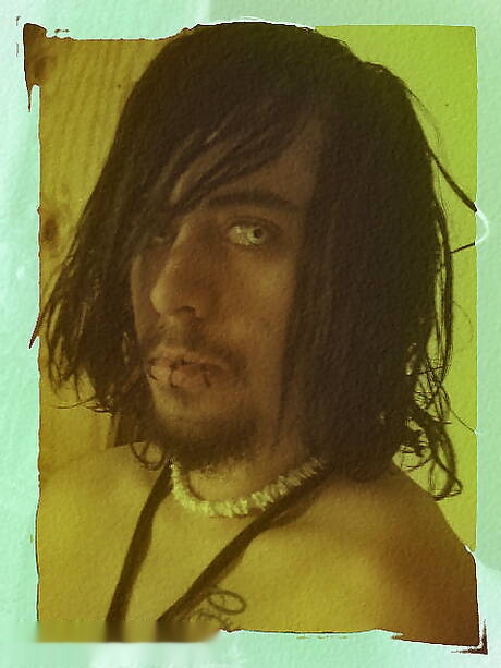 Stud Alecks posa nudo