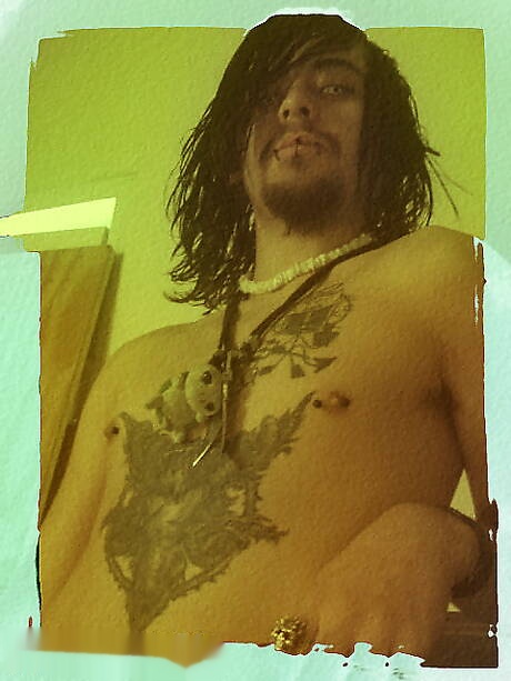 Stud Alecks posa nudo