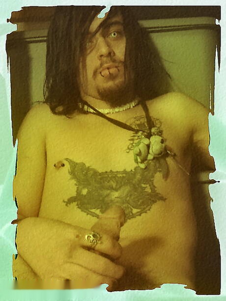 Stud Alecks posa nudo