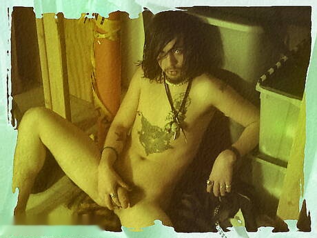 Stud Alecks posa nudo