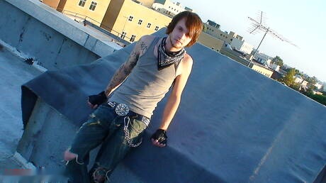 Alterna Dudes: Der gut gebaute Stray Philadelphia und der gut gebaute Brandon bei heißer Arschfick-Action im Freien