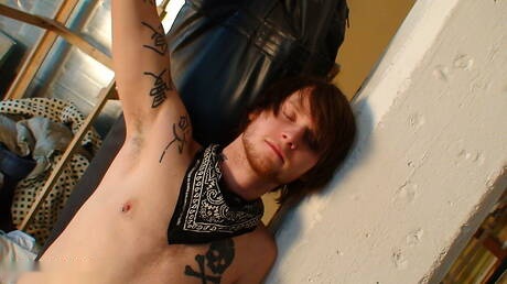 Stray Philadelphia bien bâti et Brandon bien bâti dans une action de baise anale torride en extérieur