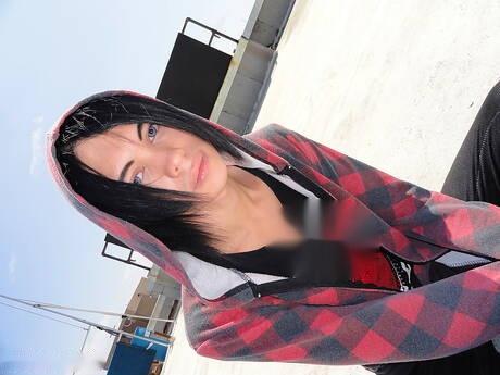 Il bel ragazzo Lance Blass e la giovane americana Roxy Red si scopano il culo dopo un pompino all