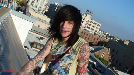 Il bellissimo ragazzo Jake Strong si masturba il cazzo all