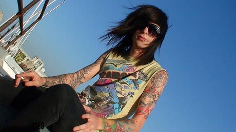 Il bellissimo ragazzo Jake Strong si masturba il cazzo all