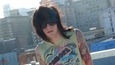 Il bellissimo ragazzo Jake Strong si masturba il cazzo all