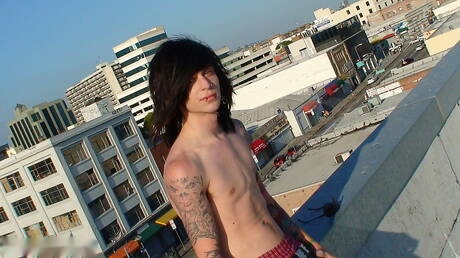 Il bellissimo ragazzo Jake Strong si masturba il cazzo all