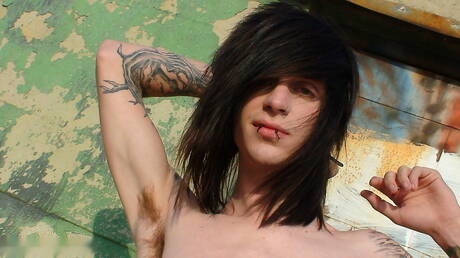 Il bellissimo ragazzo Jake Strong si masturba il cazzo all