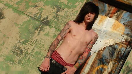 Il bellissimo ragazzo Jake Strong si masturba il cazzo all