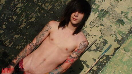 Il bellissimo ragazzo Jake Strong si masturba il cazzo all