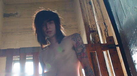 Il bellissimo ragazzo Jake Strong si masturba il cazzo all