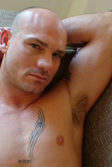 O bonitão Kurt Rogers provocando seu pau no chuveiro quente