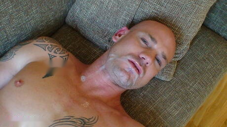 O bonitão Kurt Rogers provocando seu pau no chuveiro quente