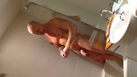 O bonitão Kurt Rogers provocando seu pau no chuveiro quente