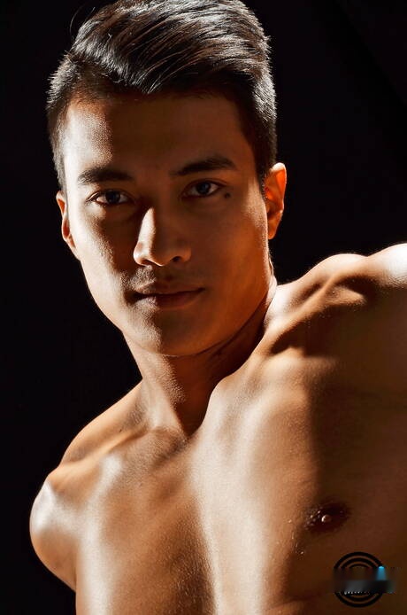 Oriental muscular Ken Ott shows a beautiful body