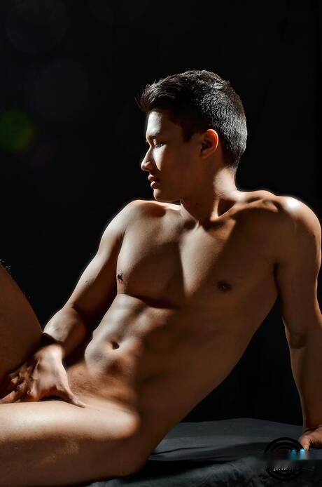 Oriental muscular Ken Ott shows a beautiful body