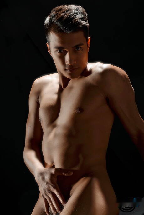 El musculoso oriental Ken Ott muestra un cuerpo hermoso