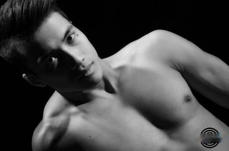 El musculoso oriental Ken Ott muestra un cuerpo hermoso