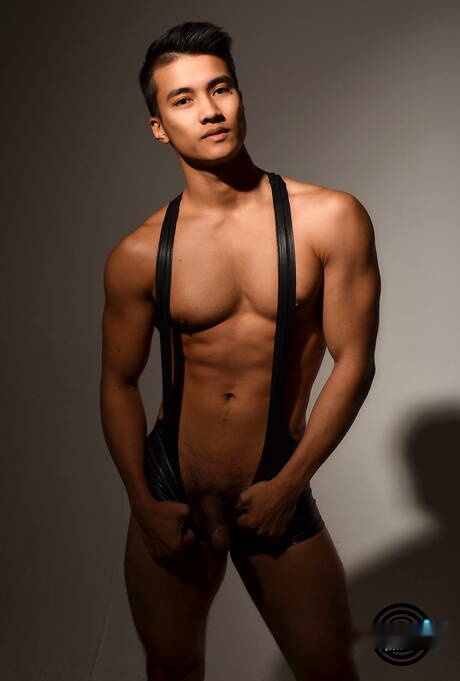 El musculoso oriental Ken Ott muestra un cuerpo hermoso