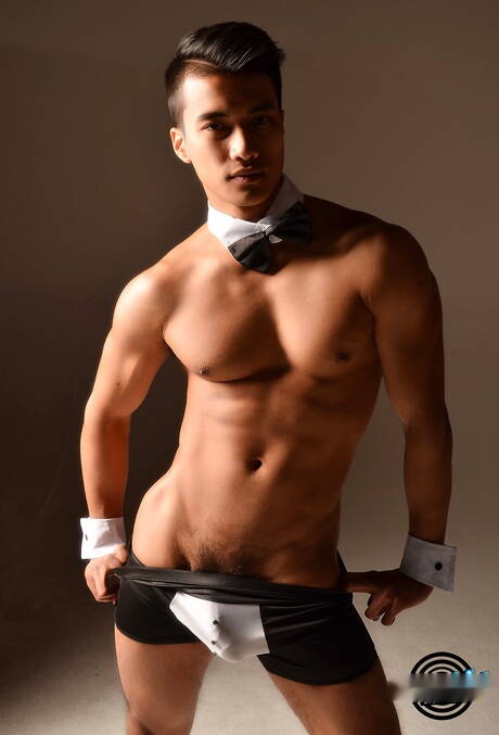 El musculoso oriental Ken Ott muestra un cuerpo hermoso