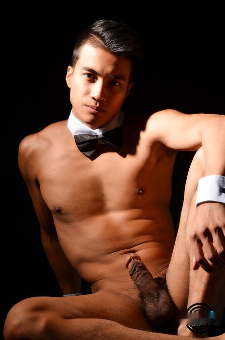 El musculoso oriental Ken Ott muestra un cuerpo hermoso