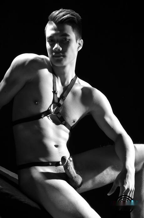 El musculoso oriental Ken Ott muestra un cuerpo hermoso