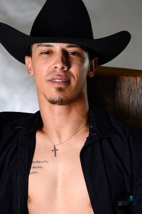 Il muscoloso Gavin si masturba il cazzo