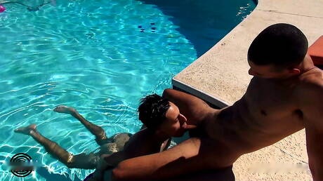 Le jeune Rica Trujillo et le jeune américain Alex Miles baisent le cul après une pipe à la piscine