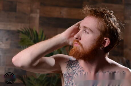 Amerykański gorący młodzieniec Dom Ty drażni swojego kutasa