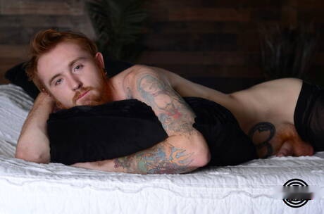 Amerykański gorący młodzieniec Dom Ty drażni swojego kutasa