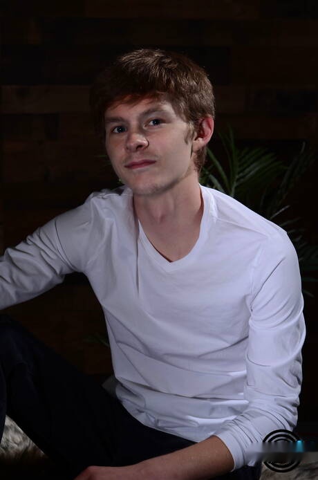 Młody Mały Tony masturbuje się swoim kutasem