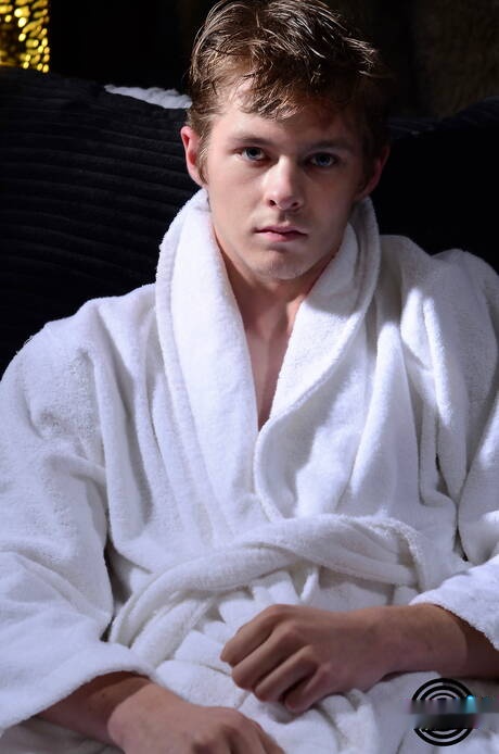 어린 토니가 자기 꼬리를 떼어내다