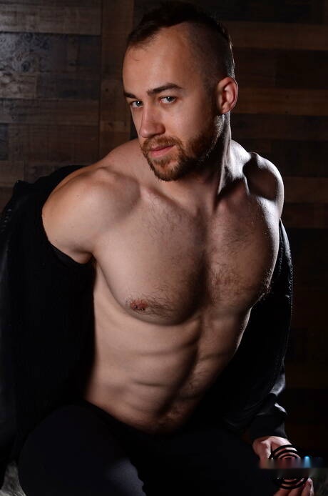 健美選手約翰鮑爾斯裸體擺造型，展現漂亮的臀部