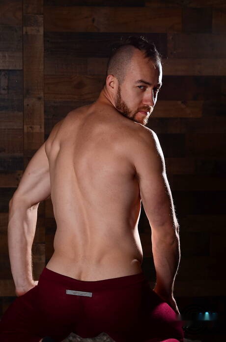 Il culturista John Powers posa nudo e mostra un bel sedere