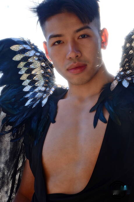 大力士 Dylan Nguyen 和美國肌肉男 Zack Randall 在戶外裸體擺造型