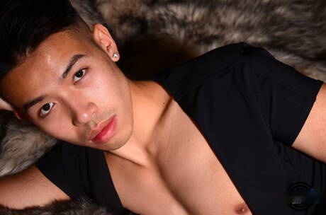 大力士 Dylan Nguyen 和美國肌肉男 Zack Randall 在戶外裸體擺造型