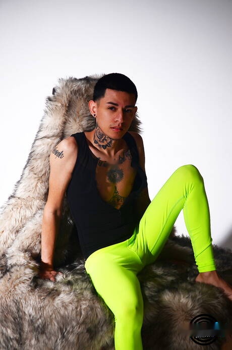 Latijns-Amerikaanse knappe jongen Jordan Beatz plaagt zijn pik