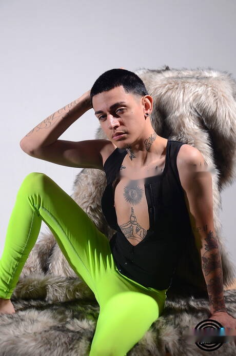 Il bel ragazzo latino Jordan Beatz stuzzica il suo cazzo