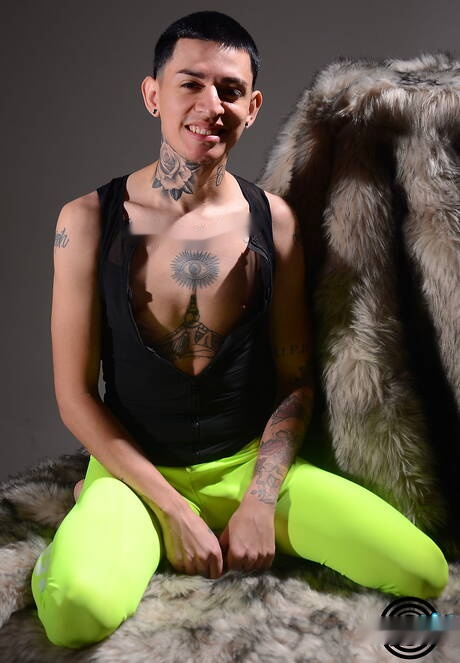 Il bel ragazzo latino Jordan Beatz stuzzica il suo cazzo