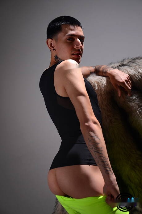 Il bel ragazzo latino Jordan Beatz stuzzica il suo cazzo